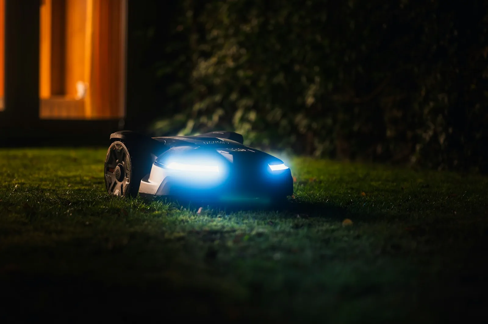 Robot koszący wraca wieczorem do stacji ładującej przy domu